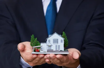 A property manager holding keys symbolizes the financial management of properties.