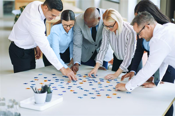 Illustration of diverse professionals representing a contingent workforce, with compliance icons such as checkmarks, documents, and analytics dashboards symbolizing governance, visibility, and risk prevention.